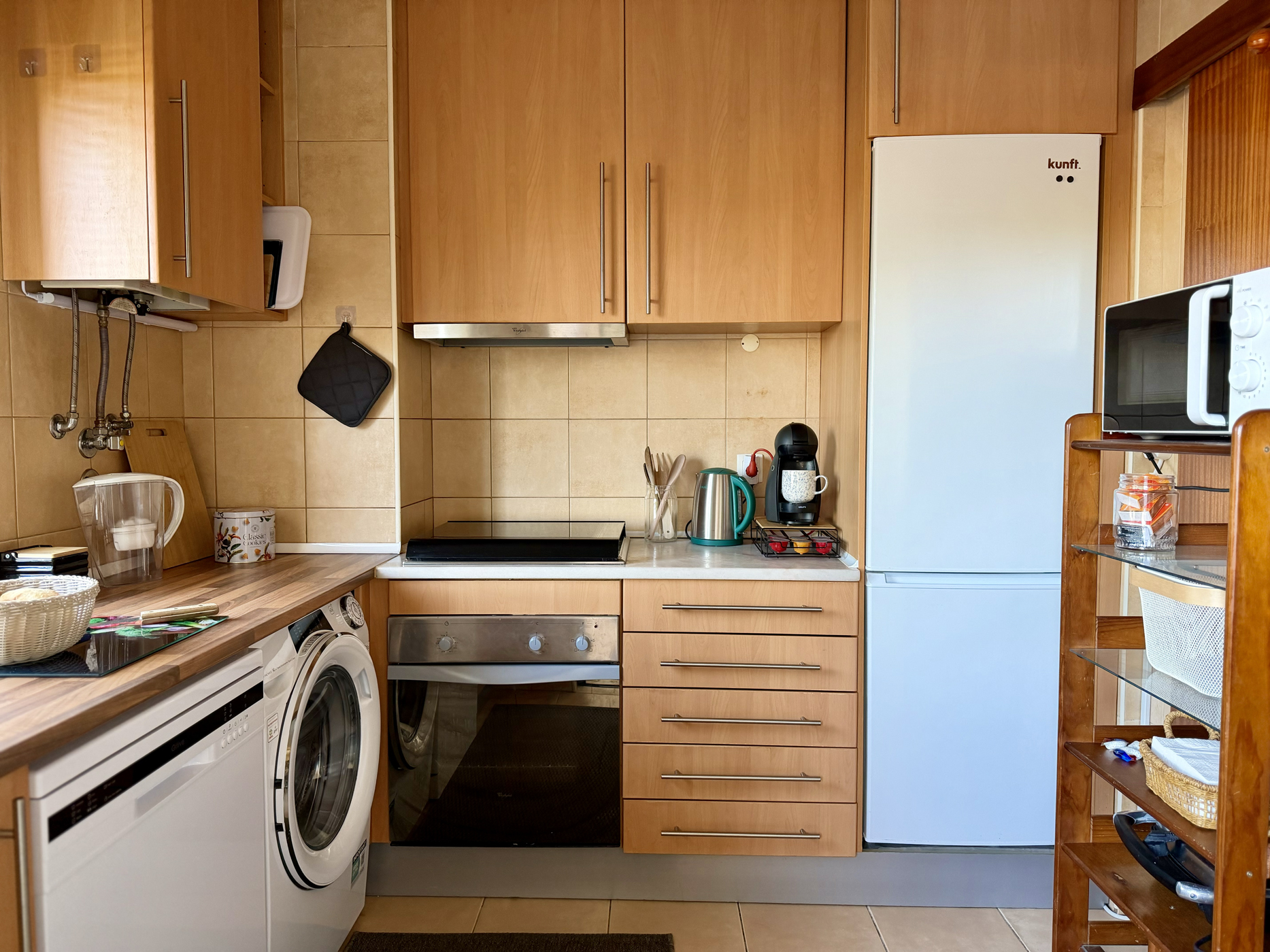Wohnbereich der Apartamento dos Salgados mit heller Einrichtung