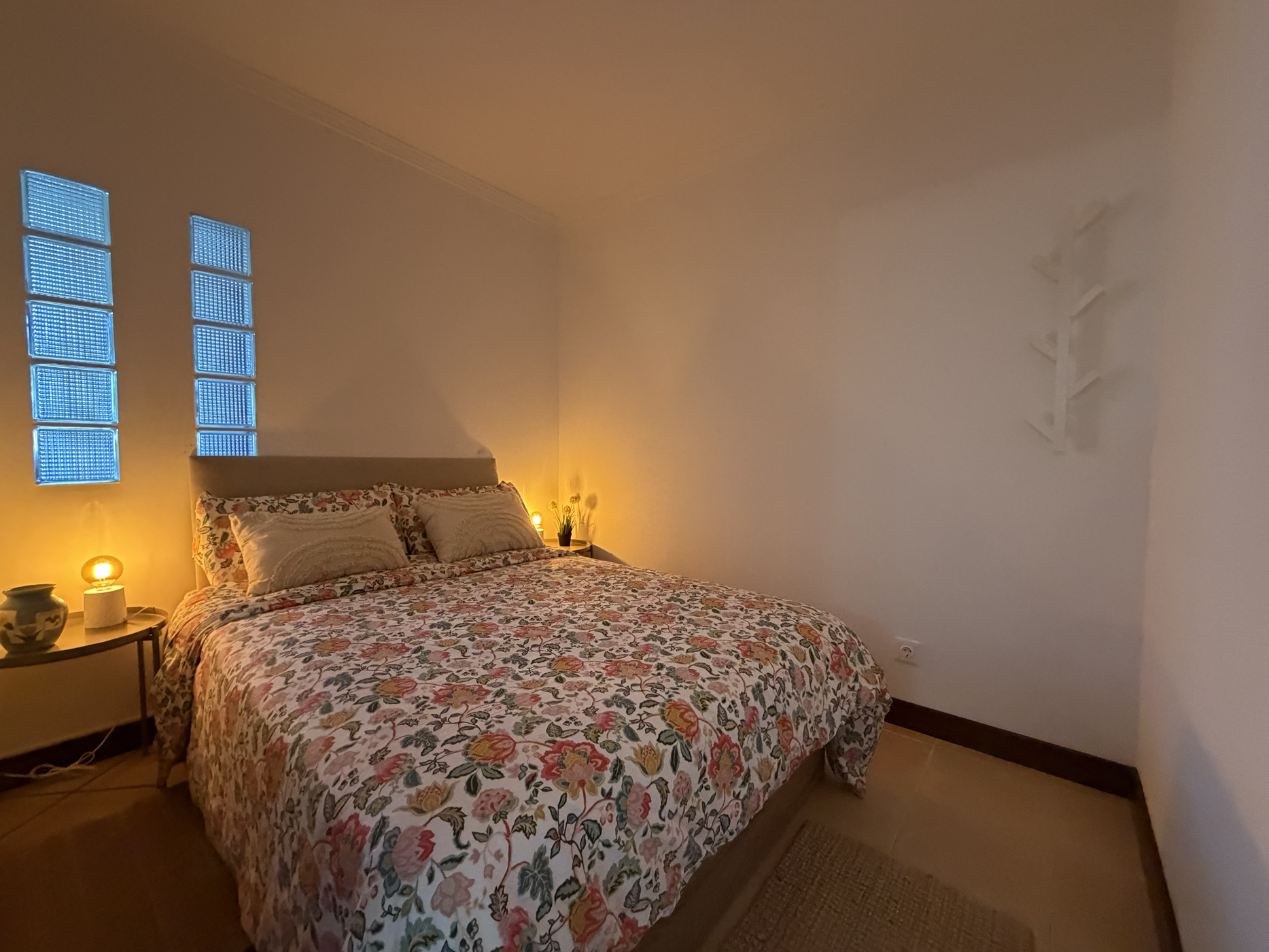 Schlafzimmer mit Doppelbett in der Ferienwohnung Galé