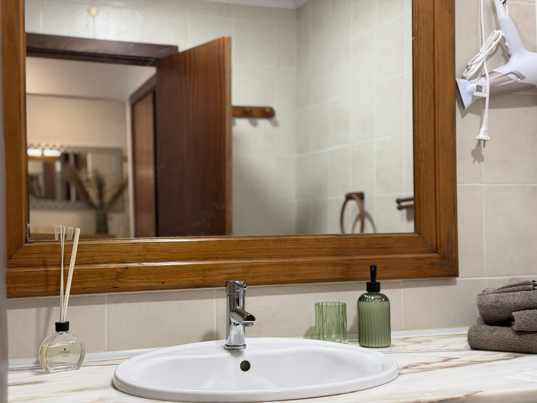 Modernes Badezimmer der Apartamento dos Salgados mit Dusche