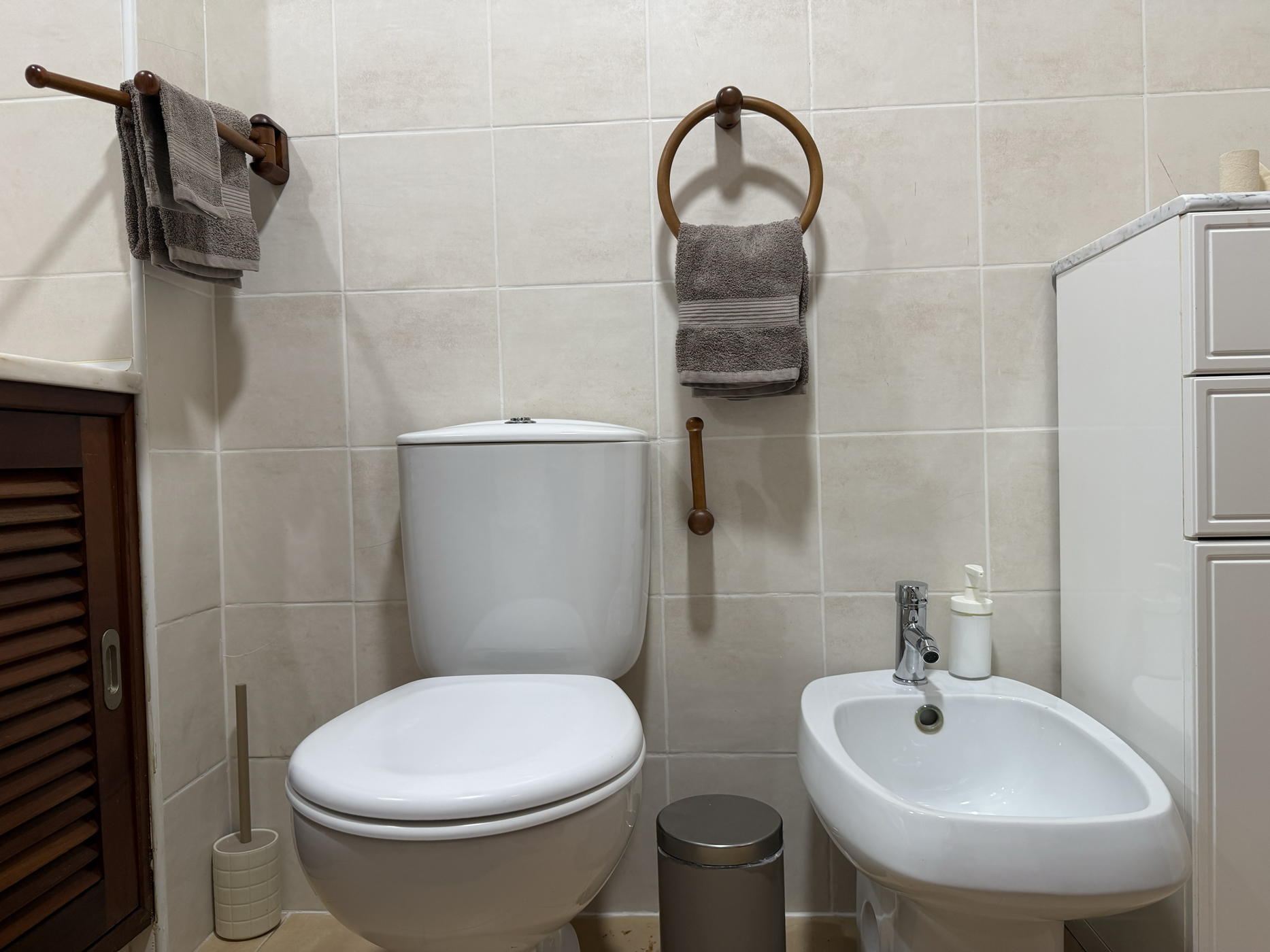 Küchenzeile mit Herd und Arbeitsfläche