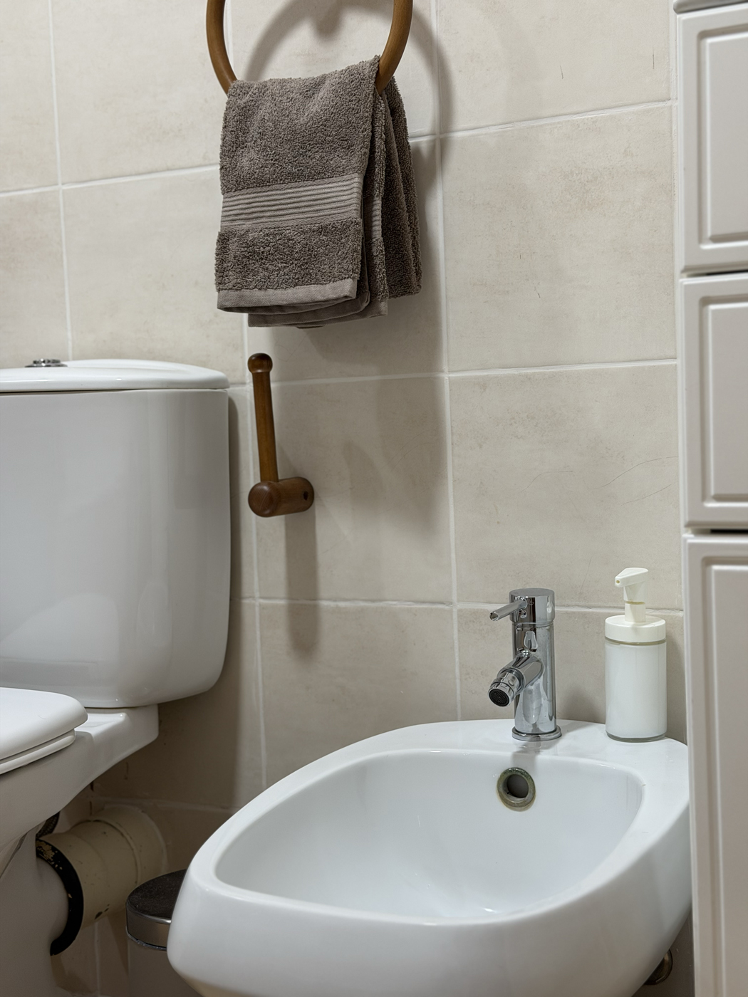 Wohnbereich der Apartamento dos Salgados mit heller Einrichtung