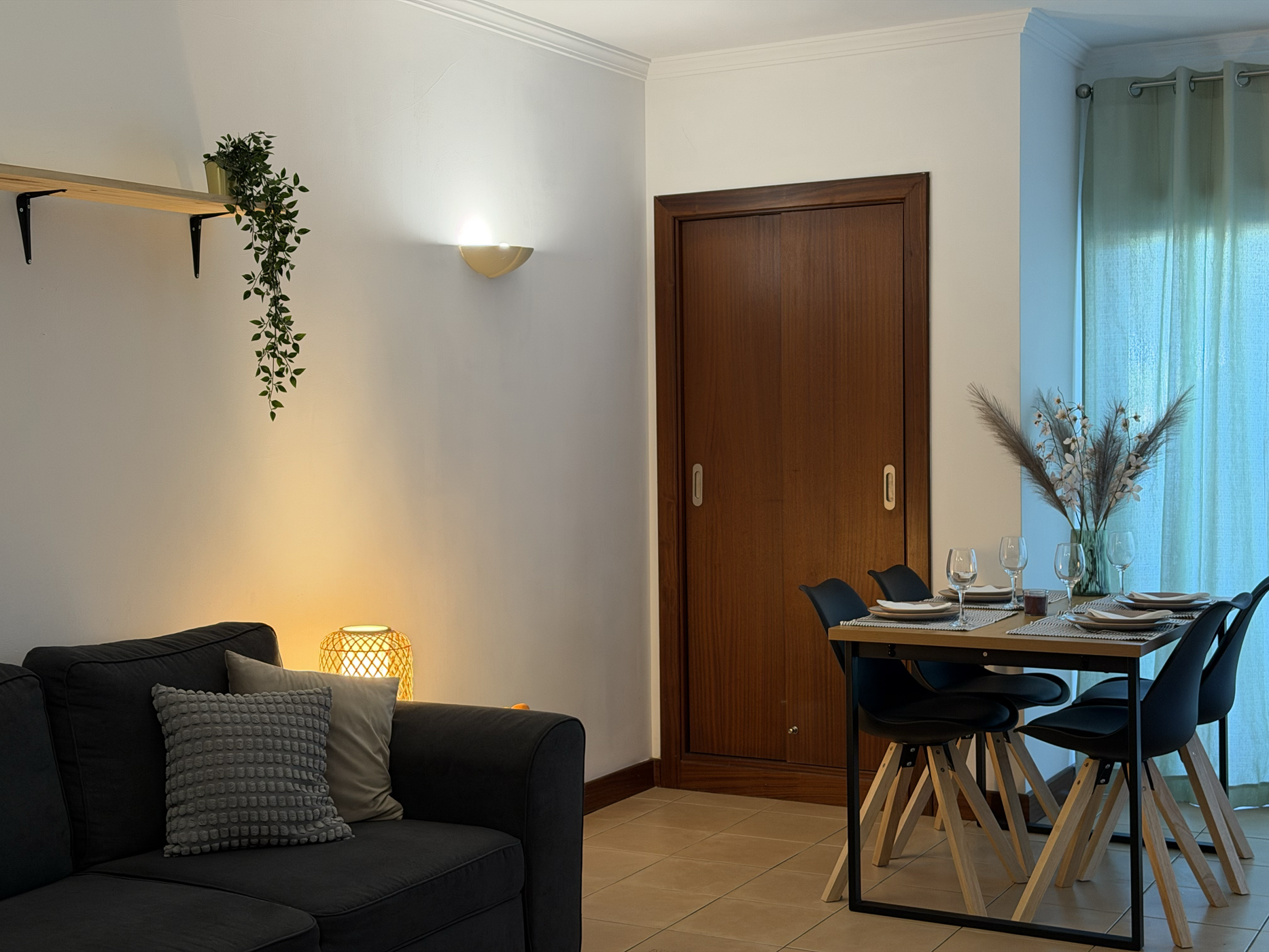 Wohnzimmer und Essbereich der Apartamento dos Salgados im Überblick