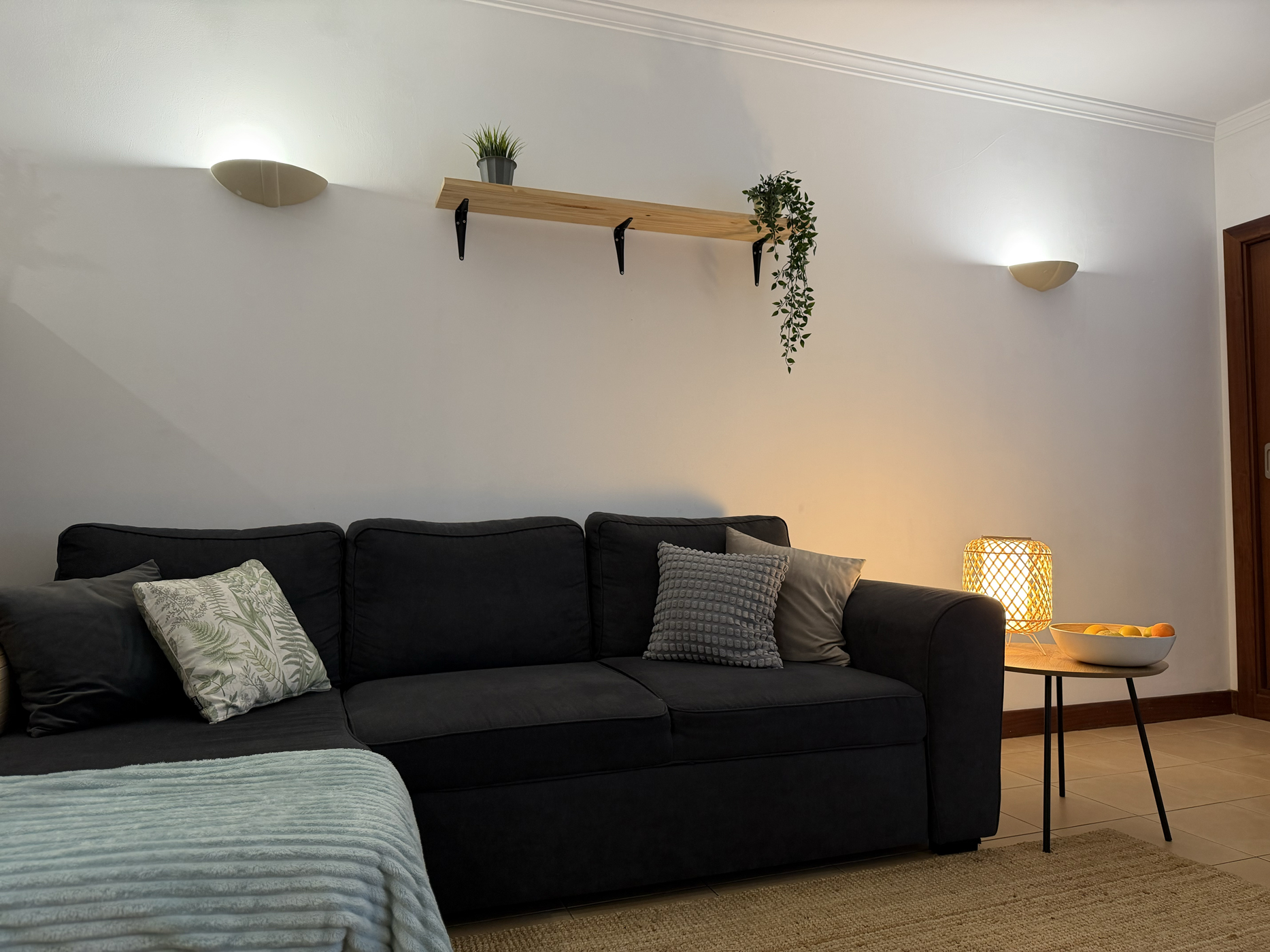 Wohnbereich mit Smart TV in der Ferienwohnung