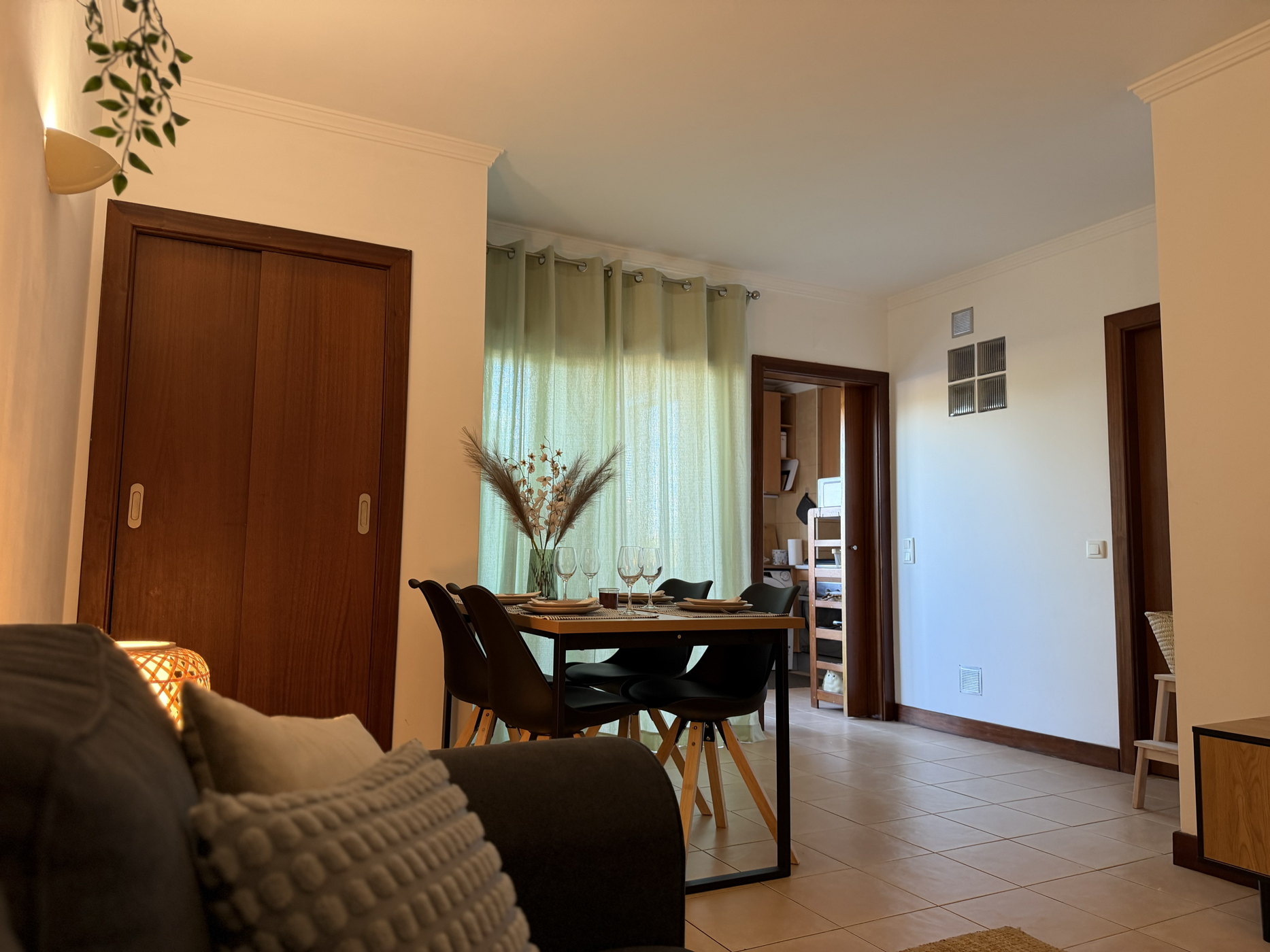 Wohnbereich der Apartamento dos Salgados mit heller Einrichtung
