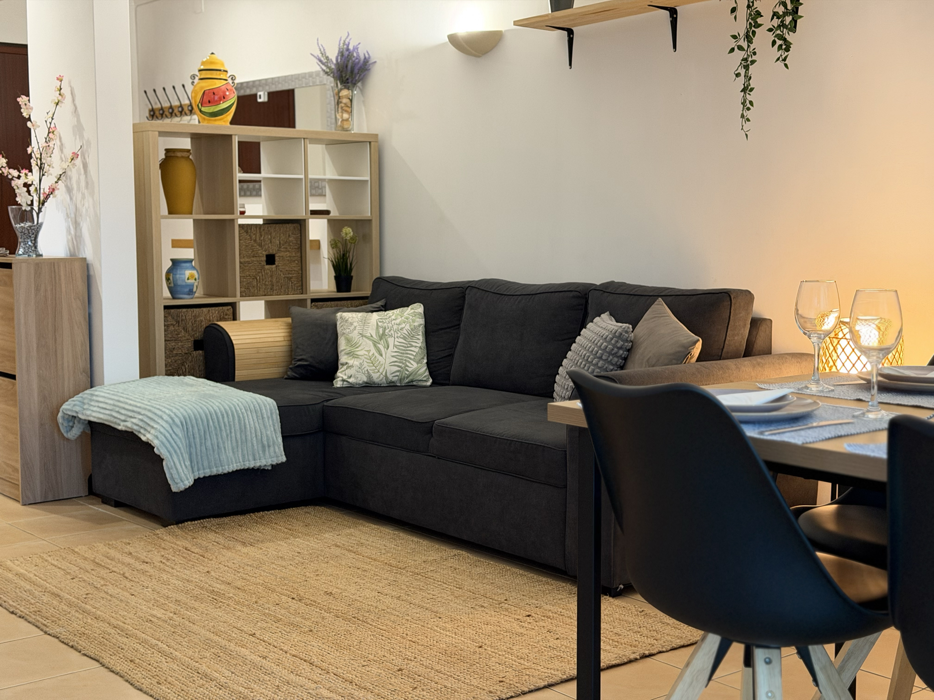 Wohnbereich der Apartamento dos Salgados mit heller Einrichtung